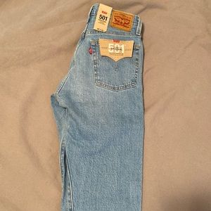 Womens Levi’s high rise straight leg size 26x28